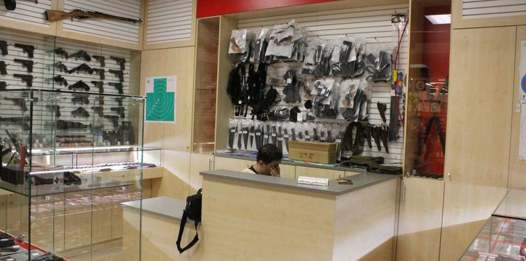 Фото: торговое оборудование магазин ножей и спортивного оружия Найф, №3